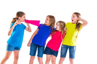 arkadaşlar bağırarak megafon lider çocuk kız