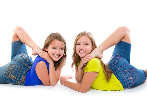 Twin kid systrar symmetriska flexibla spela glad — Stockfoto