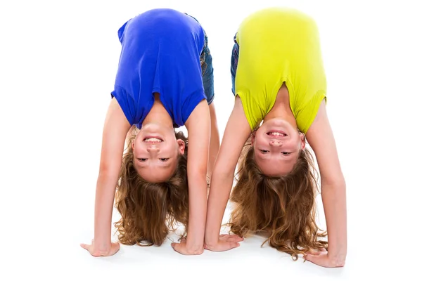 Hermanas gemelas jugando como contorsionista flexible —  Fotos de Stock