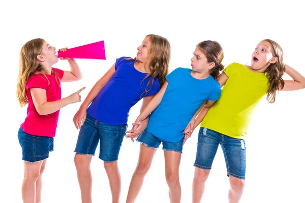 Megaphone ledare kid flicka skriker vänner — Stockfoto