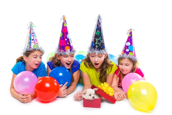 Menina feliz meninas cachorro presente cão na festa de aniversário — Fotografia de Stock