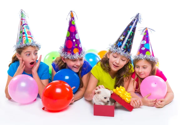 Happy kid meisjes pup hond cadeau in verjaardagspartij — Stockfoto