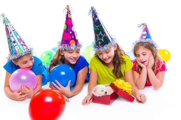 Felice bambino ragazze cucciolo cane regalo nella festa di compleanno — Foto Stock