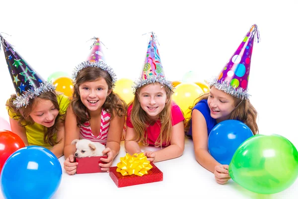 Menina feliz meninas cachorro presente cão na festa de aniversário — Fotografia de Stock