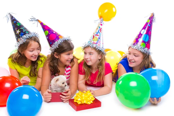 Mutlu bir çocukluk kızlar yavru köpek hediye doğum günü partisi — Stok fotoğraf