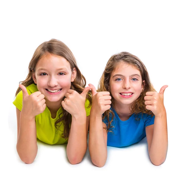 Dos niñas feliz ok pulgares hacia arriba gesto mintiendo — Foto de Stock