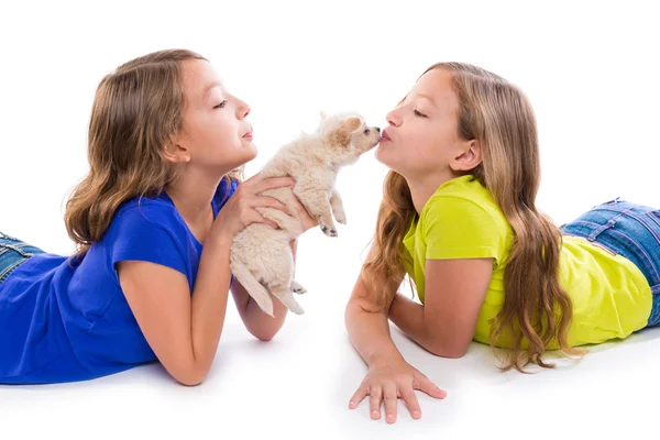 Glücklich Zwillingsschwester Kind Mädchen küssen Welpe Hund liegend — Stockfoto