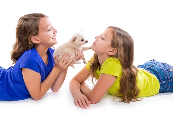 Glücklich Zwillingsschwester Kind Mädchen und Welpe Hund liegend — Stockfoto