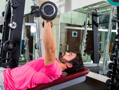 Eğimli barbell bench Press flyes adam egzersiz