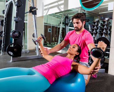 Dumbbell topu sinek sinek silah egzersiz açılması uygun