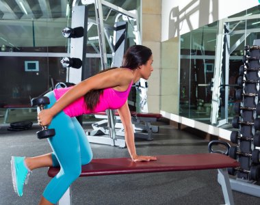 Dumbbell triceps geri tepme kız spor salonunda egzersiz