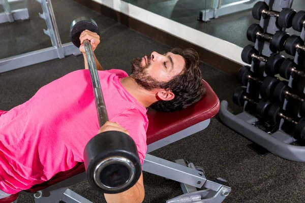 Barbell incliné banc presse flyes homme séance d'entraînement — Photo