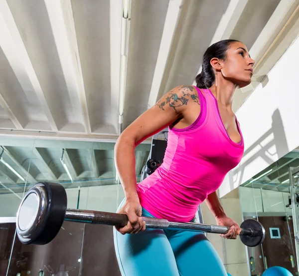 Barbell gebogen over rij liggende grip vrouw training — Stockfoto