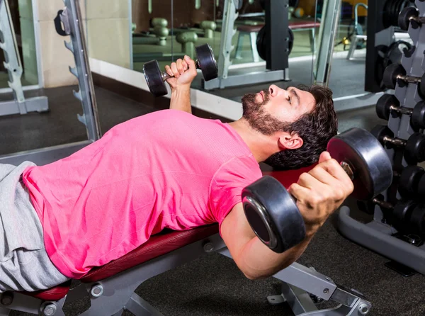 Dumbbell Incline Bench Flyes abriendo los brazos hombre — Foto de Stock