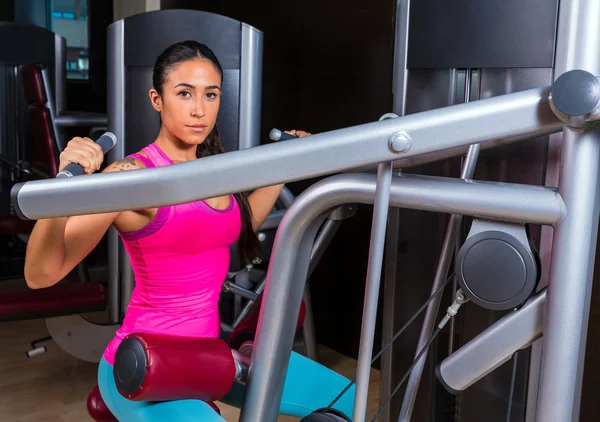 Lat laterale dorsal pulldown machine bovenrug — Stockfoto