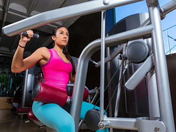 Lat laterala dorsala pulldown maskin övre tillbaka — Stockfoto