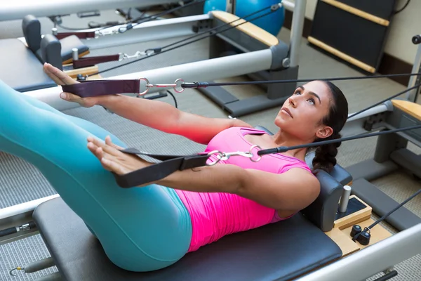 Pilates-Reformer trainiert Frau — Stockfoto