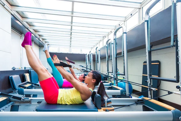 Kadınlar Pilates reformer Egzersiz Egzersizler — Stok fotoğraf