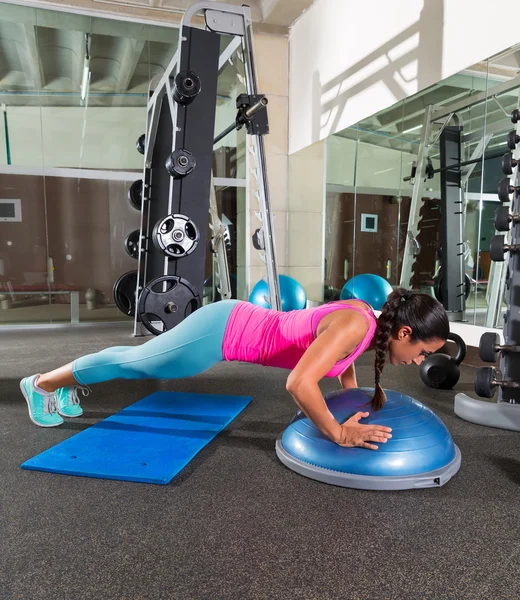 Bosu empurrar para cima mulher push-up no ginásio treino — Fotografia de Stock