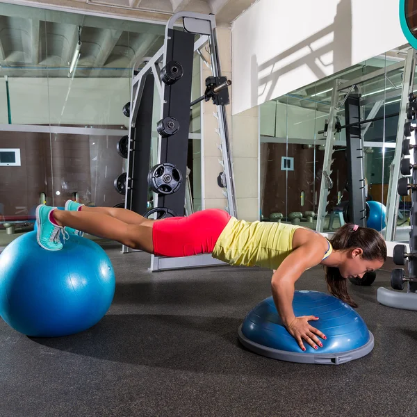 Swiss ball bosu push-up: kobieta niebieski fitball — Zdjęcie stockowe