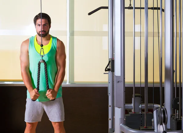 Triceps pressdown vysoká kladky cvičení muž — Stock fotografie