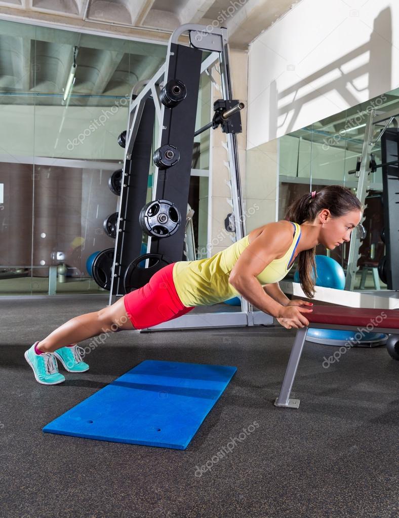 Kadınlar ve erkekler için spor salonunda triceps üzerinde egzersiz Kadınlar ve erkekler için spor salonunda triceps üzerinde egzersiz