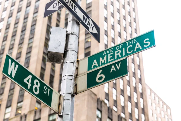 Americas Avenue signs & W 48 st New York — Stock Photo, Image