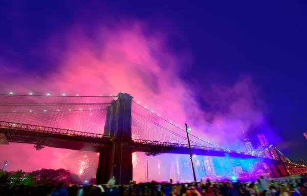 July 4th 2014 fireworks Brooklyn bridge Manhattan — Stock Photo, Image