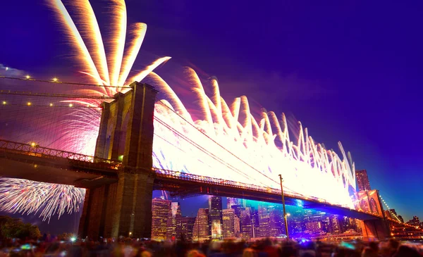 July 4th 2014 fireworks Brooklyn bridge Manhattan — Stock Photo, Image