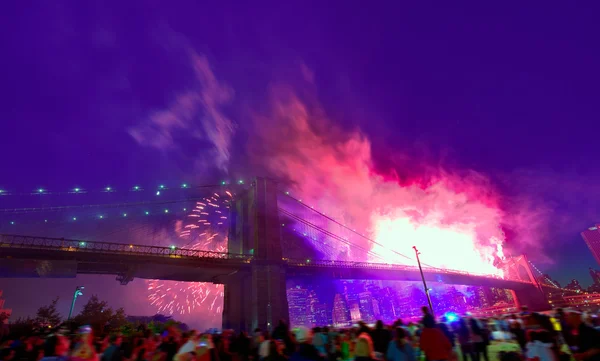 2014 年 7 月 4 日花火ブルックリン橋マンハッタン — ストック写真