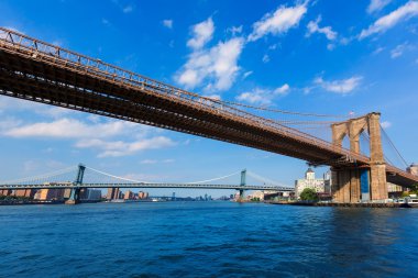 Brooklyn ve Manhattan köprüler Doğu Nehri Ny