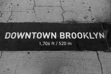 NY katta boyalı downtown Brooklyn işareti
