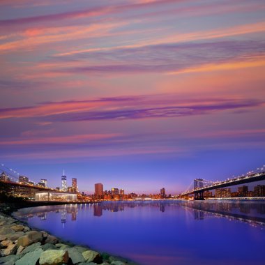 Brooklyn Köprüsü ve Manhattan köprüler günbatımı Ny