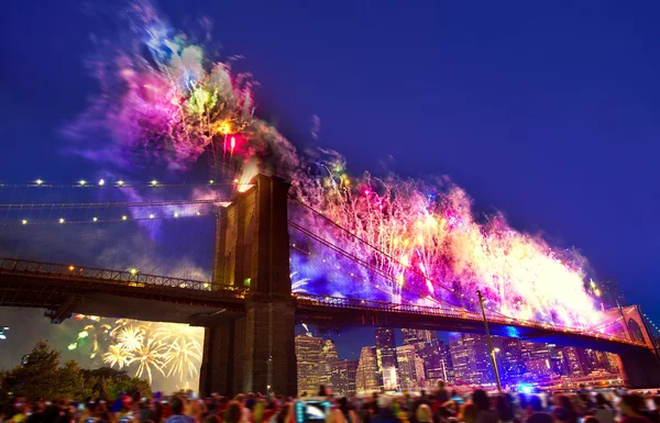 July 4th 2014 fireworks Brooklyn bridge Manhattan — Stock Photo, Image