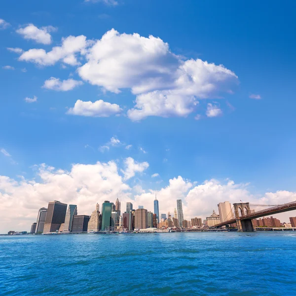 Brooklyn Bridge y Manhattan skyline Nueva York — Foto de Stock