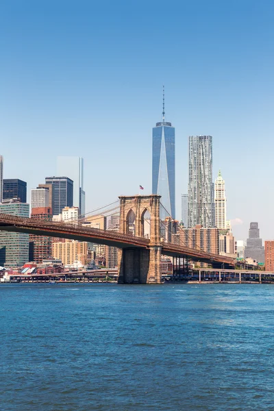 纽约的布鲁克林大桥和曼哈顿天际线 — 图库照片