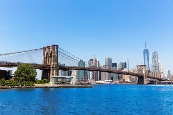 Бруклинский мост и нью-йоркский Манхэттен — стоковое фото