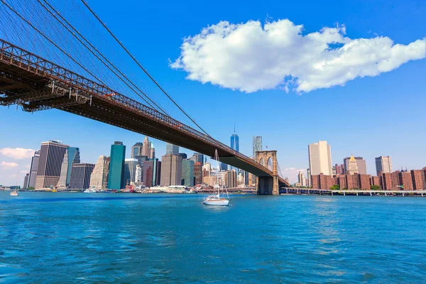 Brooklyn Bridge y Manhattan skyline Nueva York — Foto de Stock