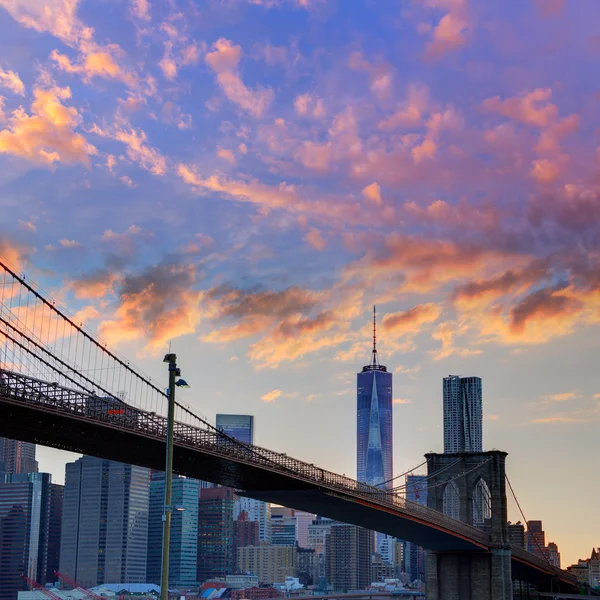 布鲁克林大桥和曼哈顿天际线 7 月 4 日 — 图库照片