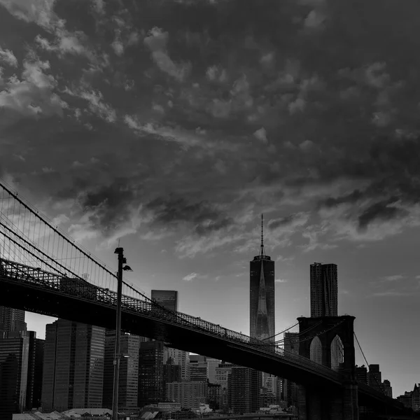 Brooklyn bridge en de skyline van Manhattan jul — Stockfoto