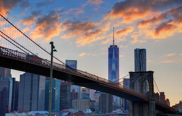 Brooklyn Köprüsü ve Manhattan siluetinin 4 Temmuz — Stok fotoğraf