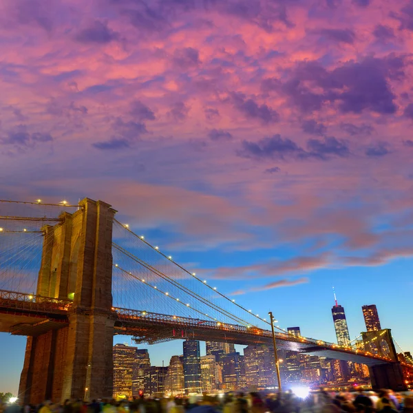 Brooklyn bridge en de skyline van Manhattan jul — Stockfoto