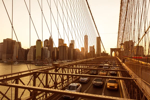 Brooklyn Bridge západ slunce s panorama Manhattanu nás — Stock fotografie