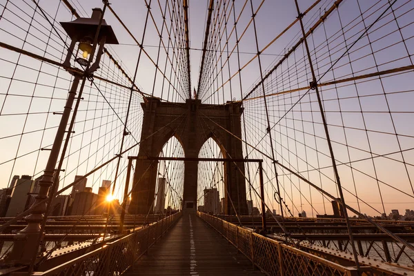 Brooklyn Bridge západ slunce s panorama Manhattanu nás — Stock fotografie