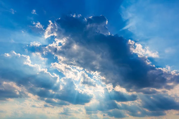 Dramáticas nubes de cielo nublado con rayos de sol reales — Foto de Stock