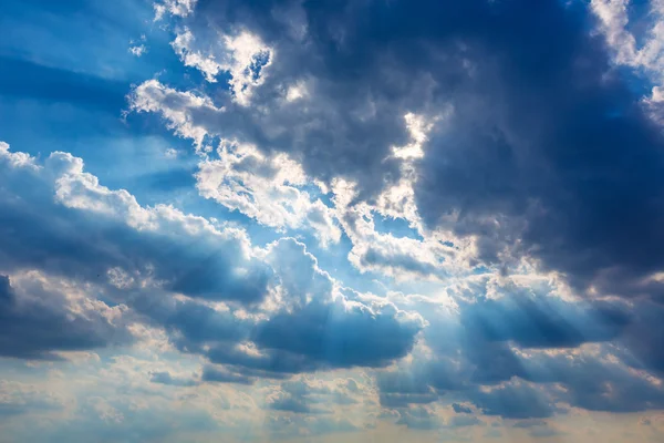 Drammatiche nuvole cielo nuvoloso con raggi di sole reali — Foto Stock