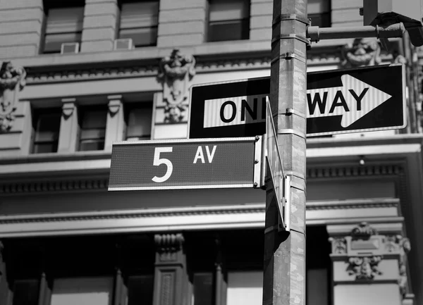 Fift avenue sign 5 th Av Nueva York Mahnattan — Foto de Stock