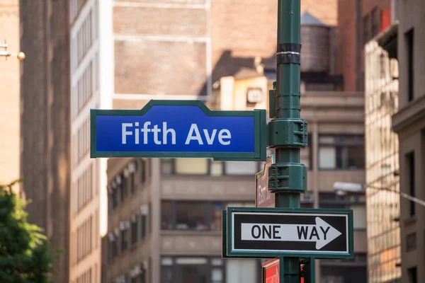 Fünftes Allee-Schild 5 th av new york mahnattan — Stockfoto