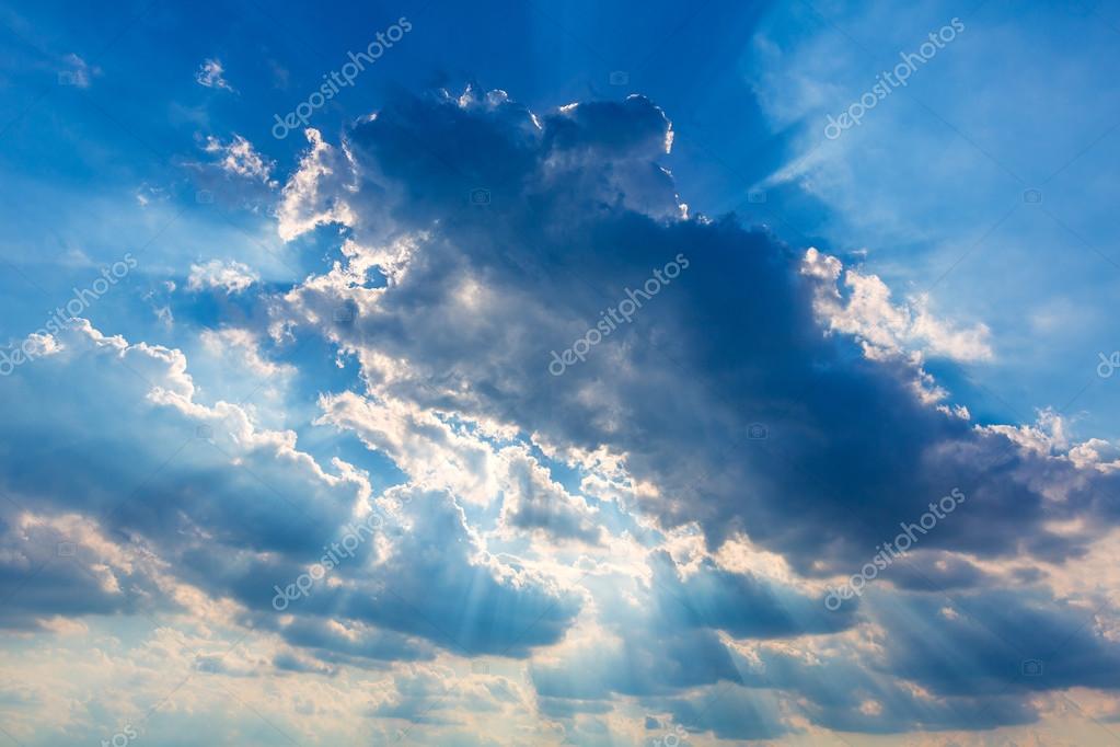 Dramáticas nubes de cielo nublado con rayos de sol reales: fotografía