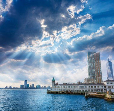 İskele A Battery Park Manhattan siluetinin New York içinde